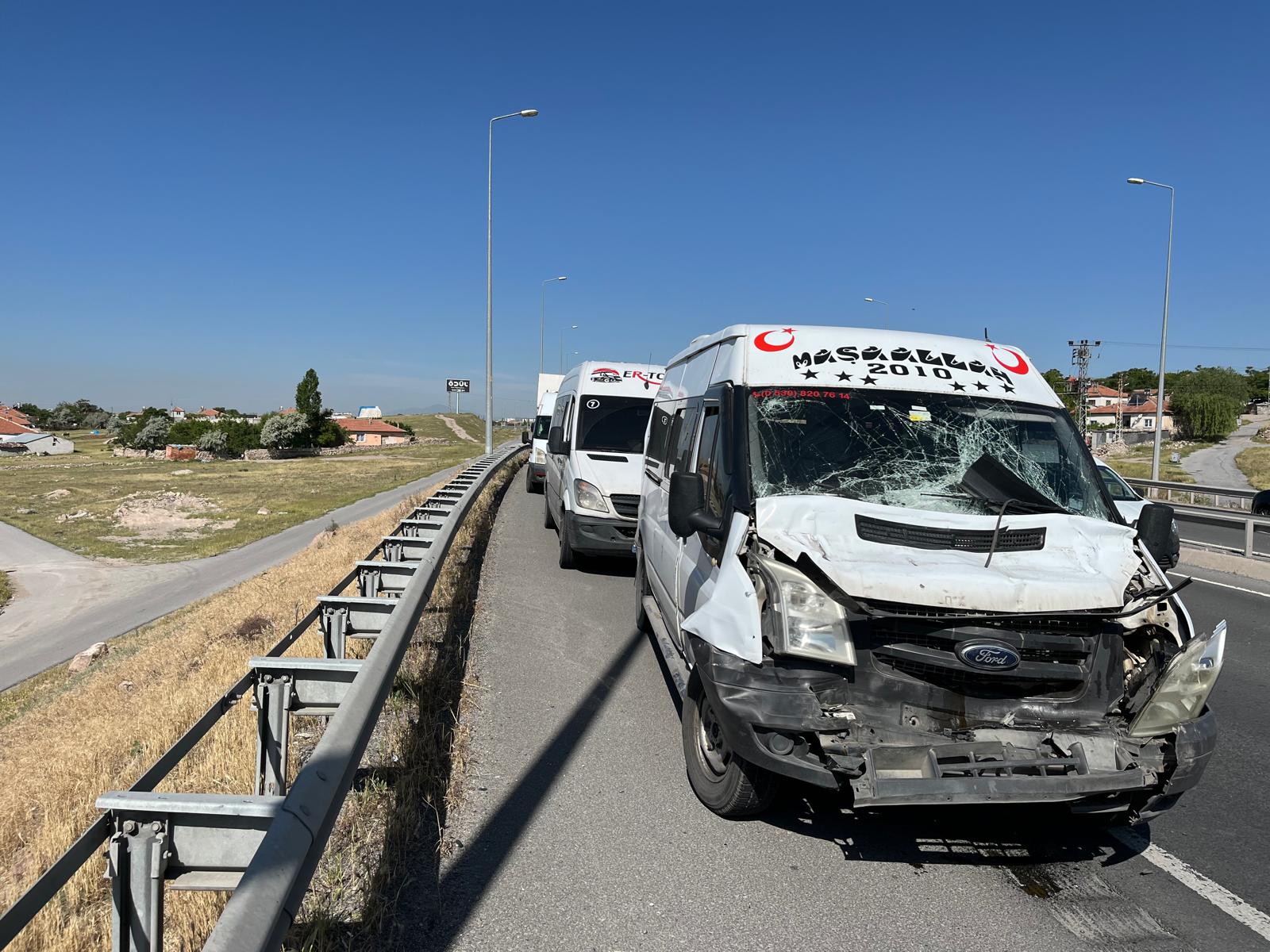 TIR, işçi servisi ve kamyonet çarpıştı: 10 yaralı